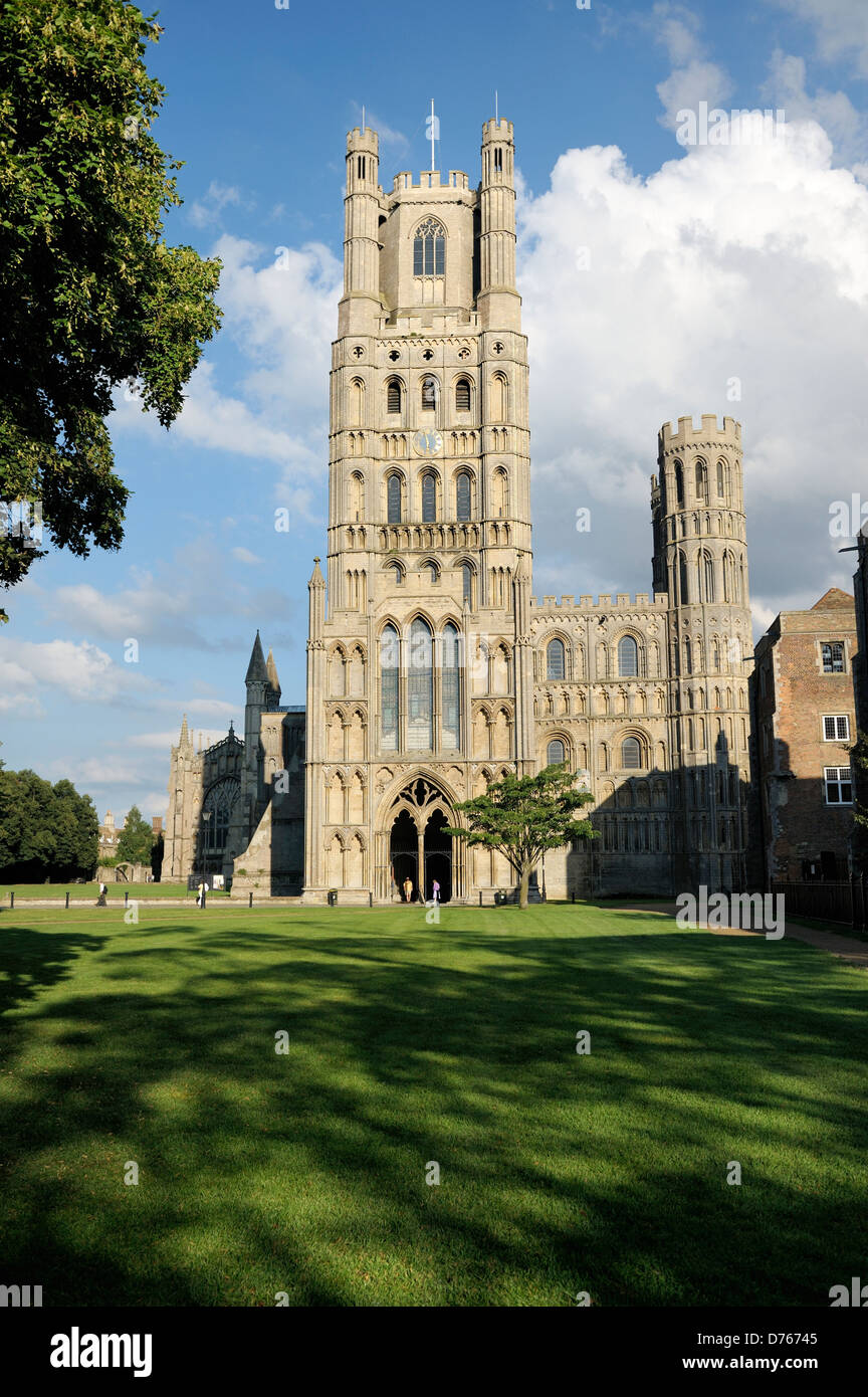 Kathedrale von Ely, Cambridgeshire, England. Über Palace grün, der Westturm und die West-Tür Stockfoto
