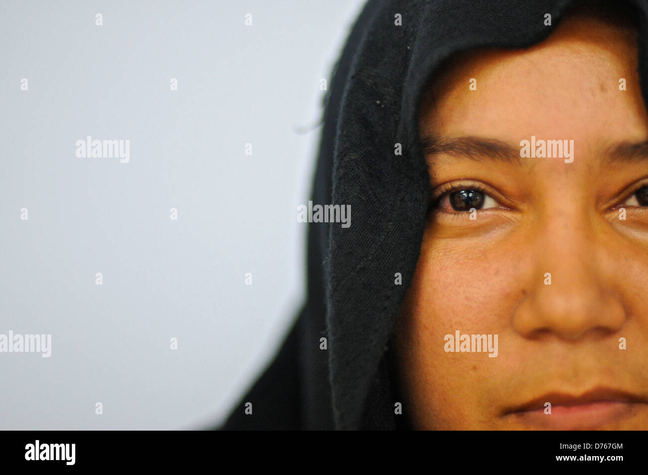 Porträt der muslimischen Frau in traditionelle islamische Kleidung Stockfoto