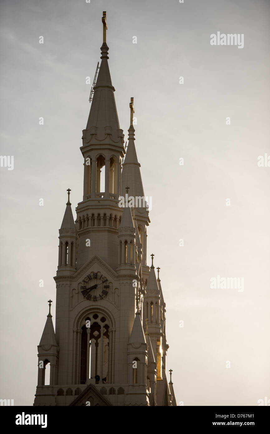 St. Peter and Paul Church Twin Spires San Francisco // SAN FRANCISCO, Kalifornien – die Zwillingsspitzen der Heiligen Peter und Paul Church erheben sich über dem Stadtteil North Beach. Die römisch-katholische Kirche, offiziell bekannt als St. Peter and Paul Church, dient der historisch italienisch-amerikanischen Gemeinde in dieser dicht besiedelten Gegend der Stadt. Die Kirche wurde Anfang des 20. Jahrhunderts gegründet und ist zu einem prominenten architektonischen Wahrzeichen in North Beach geworden. Das Viertel liegt in der Nähe von Fisherman's Wharf und dem Finanzviertel und gilt weithin als das Herz von San Franciscos Italia Stockfoto