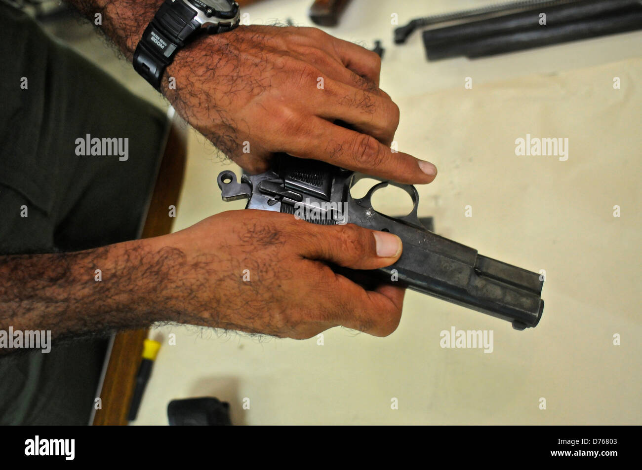 Uniformierte Polizisten eine Waffe und Schusswaffen Trainingskurs an der panamesischen National Police Force Academy, Panama Stockfoto