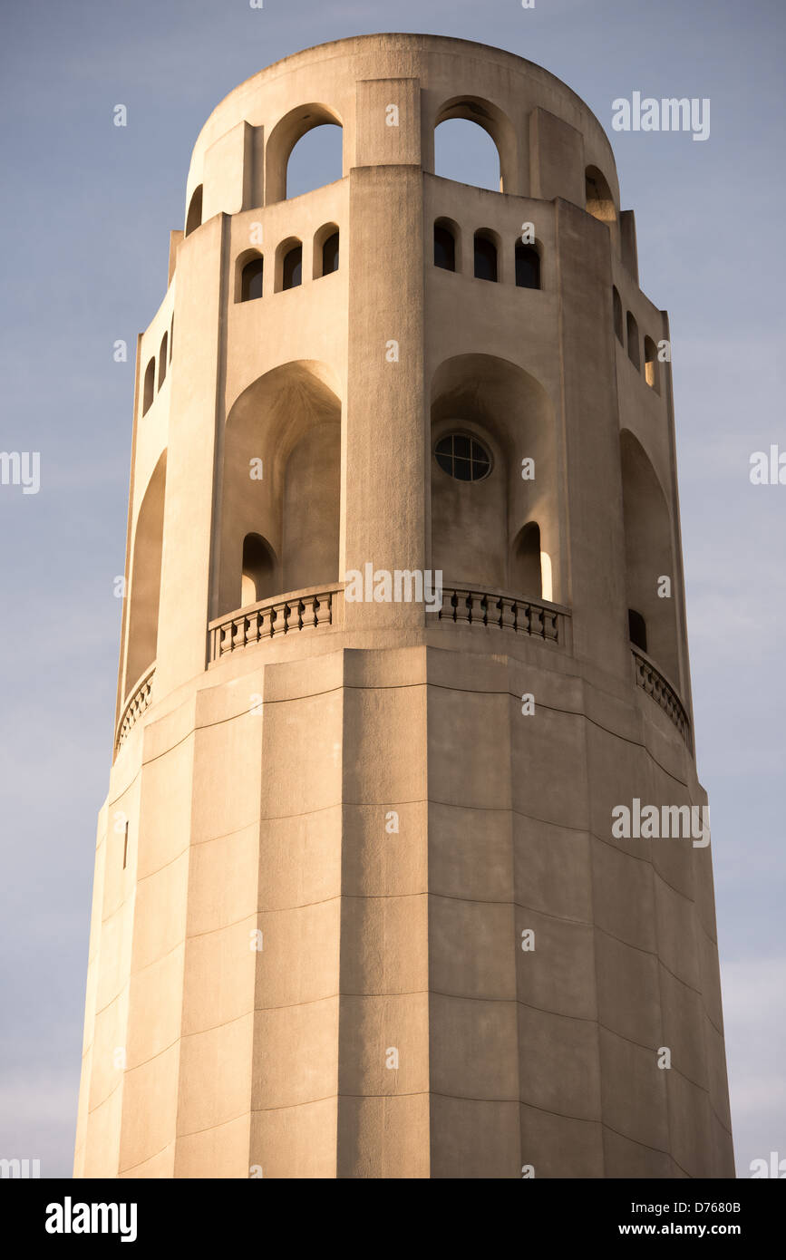 Coit Tower Art déco-Architektur San Francisco // SAN FRANCISCO, Kalifornien, USA – der Coit Tower erhebt sich auf dem Telegraph Hill, dessen unverwechselbare Art déco-Silhouette die Skyline von San Francisco prägt. Der 210 Meter hohe Betonturm wurde 1933 mit Geldern von Lillie Hitchcock Coit erbaut und von den Architekten Arthur Brown Jr. und Henry Howard entworfen. Der Turm dient sowohl als Denkmal für die Feuerwehrleute in San Francisco als auch als Wahrzeichen der Stadt. Im Inneren des Gebäudes befinden sich Wandgemälde aus der Zeit der Depression, die von lokalen Künstlern im Rahmen des Public Works of Art Project geschaffen wurden. Telegraph Hill, 275 Fuß ab Stockfoto