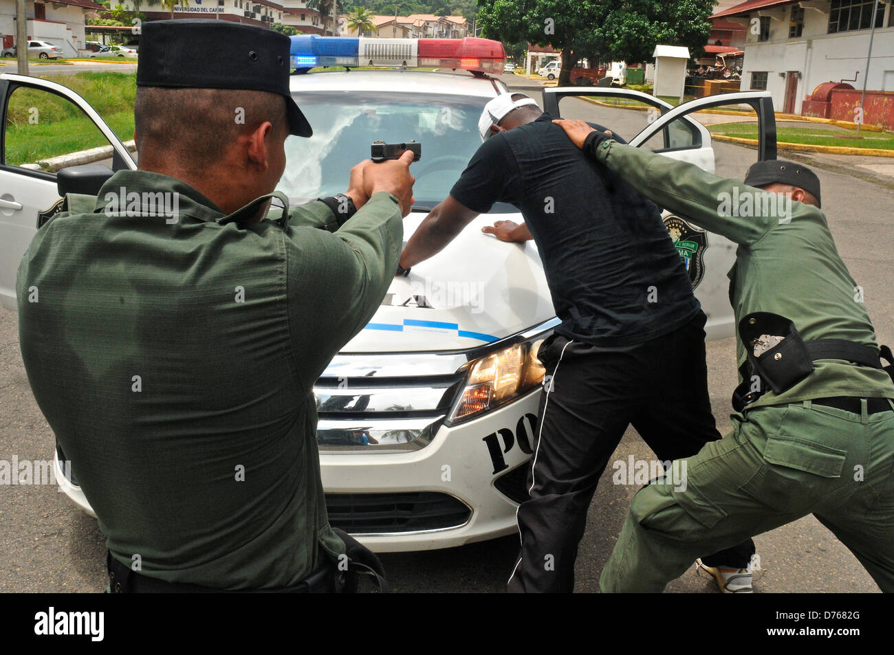 Uniformierte Polizisten verhaftet kriminelle taktischen Schusswaffen training Kurs panamaische Nationalpolizei Kraft Akademie Panama Stockfoto