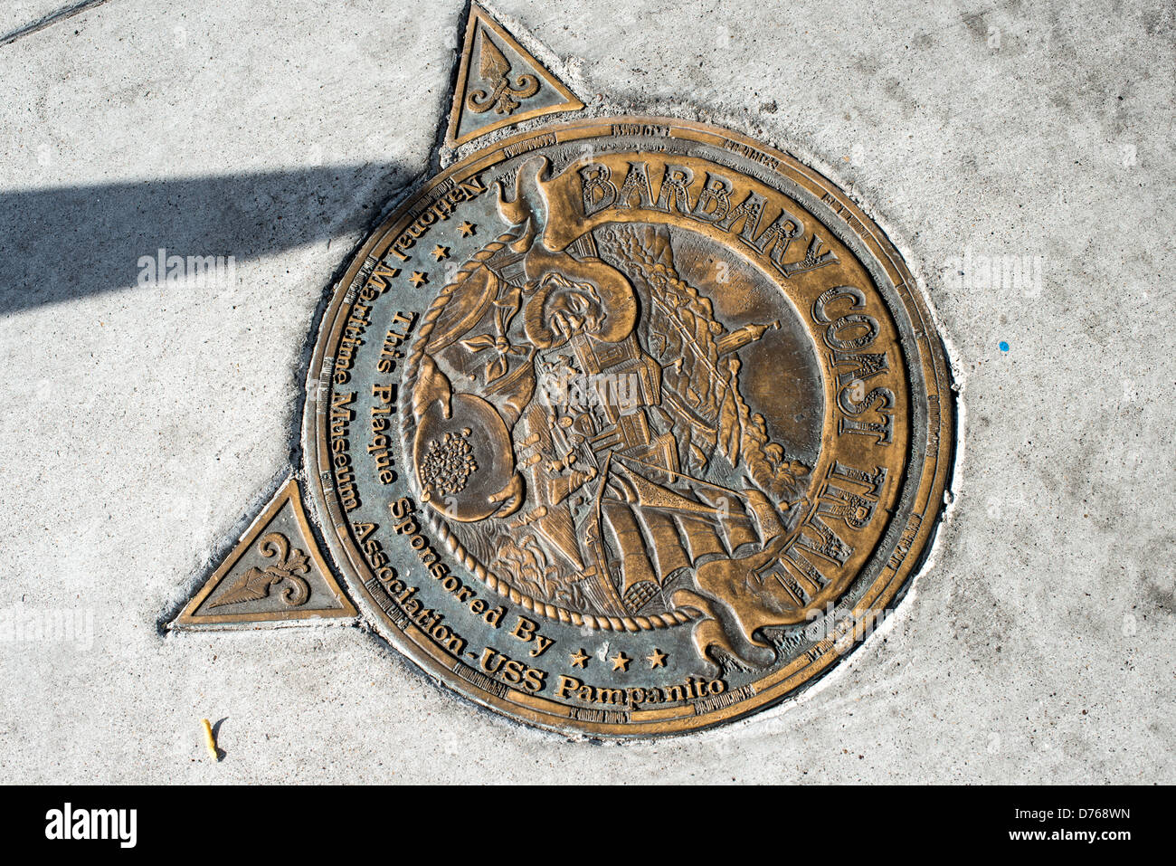 SAN FRANCISCO, Kalifornien - eine Plakette eingebettet in den Bürgersteig der Barbary Coast Trail in San Francisco Fisherman's Wharf Kennzeichnung. Stockfoto