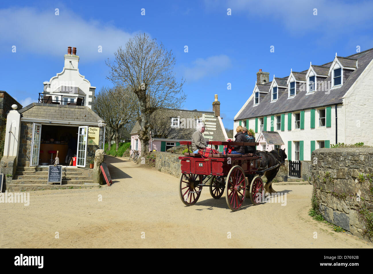 Touristen auf Pferdekutsche fahren, größere Sark Sark, Vogtei Guernsey, Channel Islands Stockfoto