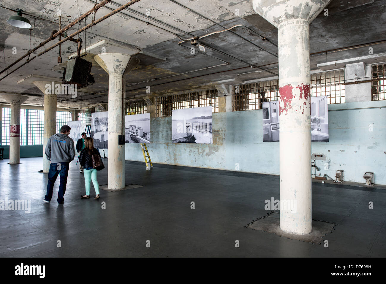 SAN FRANCISCO, Kalifornien - Eine Fotoausstellung des freiberuflichen Fotografen Leigh Wiener des Life Magazine mit kürzlich entdeckten Fotos aus Alcatraz' Abschluss. Die Ausstellung im Industries Building feiert den 50. Jahrestag der Schließung von Alcatraz. Alcatraz ist bekannt für seine berüchtigten Häftlinge und die Gerüchte Unausweichlichkeit. Heute ist Alcatraz eine bedeutende Touristenattraktion und ein National Park Service-Standort, der Einblicke in das Gefängnissystem und historische Ereignisse des 20. Jahrhunderts bietet. Stockfoto