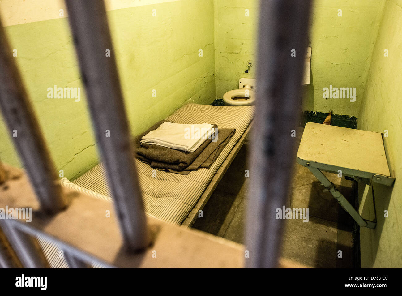 SAN FRANCISCO, Kalifornien - das Innere einer der Zellen des berühmten Gefängnisses von Alcatraz auf der Insel Alcatraz in der Bucht von San Francisco. Alcatraz ist bekannt für seine berüchtigten Häftlinge und die Gerüchte Unausweichlichkeit. Heute ist Alcatraz eine bedeutende Touristenattraktion und ein National Park Service-Standort, der Einblicke in das Gefängnissystem und historische Ereignisse des 20. Jahrhunderts bietet. Stockfoto