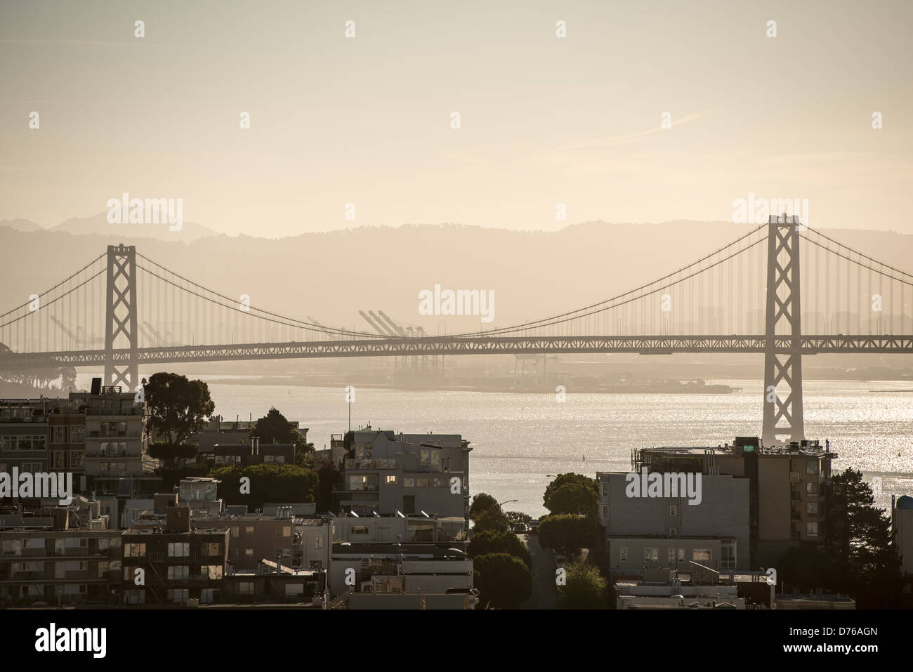 Silhouette von der San Francisco-Oakland Bay Bridge (lokal bekannt als die Bay Bridge), die verbindet San Francisco mit Oakland über San Francisco Bucht. Stockfoto