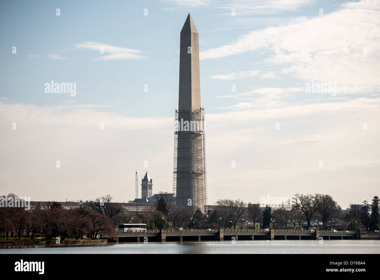 Washington D.C. // Scaffolding macht sich auf halbem Weg zum Washington Monument, da Reparaturen nach einem Erdbeben von 2011 begonnen werden. Stockfoto