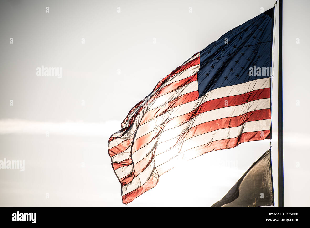 American Flag Korean war Veterans Memorial Washington DC // WASHINGTON DC – eine amerikanische Flagge weht im Wind, beleuchtet von der direkten Sonne am Korean war Veterans Memorial in Washington DC. Das 1995 geweihte Denkmal ehrt die fast 1,8 Millionen Amerikaner, die im Koreakrieg von 1950 bis 1953 gedient haben. Das Hotel befindet sich in der National Mall in der Nähe des Lincoln Memorial und verfügt über 19 Edelstahlstatuen, die eine Patrouille von US-Soldaten der Armee, der Navy, der Luftwaffe und der Marines darstellen. Die Flagge ist ein prominentes Symbol für das amerikanische Opfer und Engagement für die Verteidigung Südkoreas Stockfoto