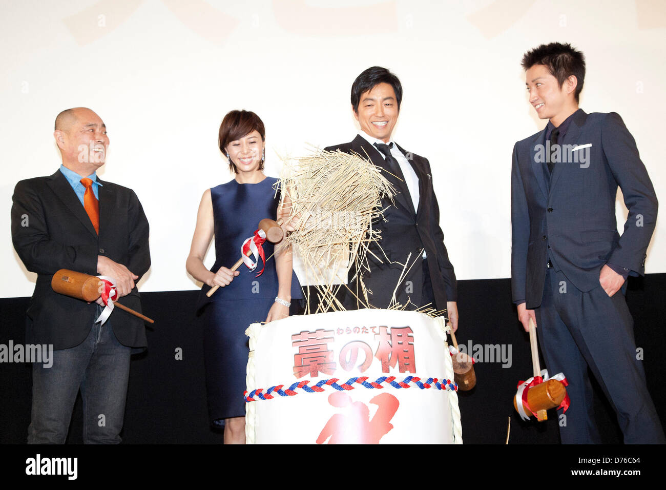 Masato Ibu, Nanako Matsushima, Takao Osawa und Tatsuya Fujiwara, 27. April 2013: Tokyo, Japan - (L, R) Takashi Miike, Masato Ibu, Nanako Matsushima, Takao Osawa, Tatsuya Fujiwara und Kento Nagayama, Darsteller von 'Schild des Stroh"(Ware Nein Tate) hämmern den Lauf der Sake für viel Glück bei der Talkshow über die Nominierung des Films International Cannes Film Festival 2013 in Frankreich sprechen offen. (Foto von Rodrigo Reyes Marin/AFLO) Stockfoto Masato Ibu, Nanako Matsushima, Takao Osawa und Tatsuya Fujiwara, 27. April 2013: Tokyo, Japan - (L, R) Takashi Miike, Masato Ibu, Nanako Matsushima, Takao Osawa, Tatsuya Fujiwara und Kento Nagayama, Darsteller von 'Schild des Stroh"(Ware Nein Tate) hämmern den Lauf der Sake für viel Glück bei der Talkshow über die Nominierung des Films International Cannes Film Festival 2013 in Frankreich sprechen offen. (Foto von Rodrigo Reyes Marin/AFLO) Stockfoto
