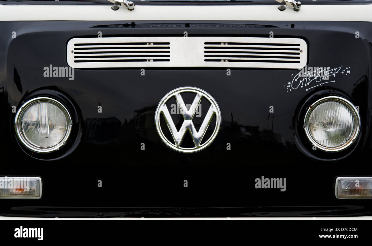 Schwarze VW Volkswagen Camper van front-End mit Chrom-Abzeichen Stockfoto