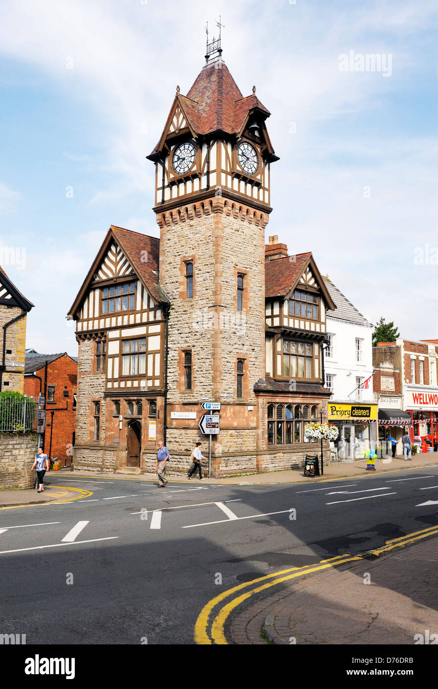 Clock Tower und Bibliothek auf der Hauptstraße in die Stadt Ledbury, Herefordshire, England Stockfoto
