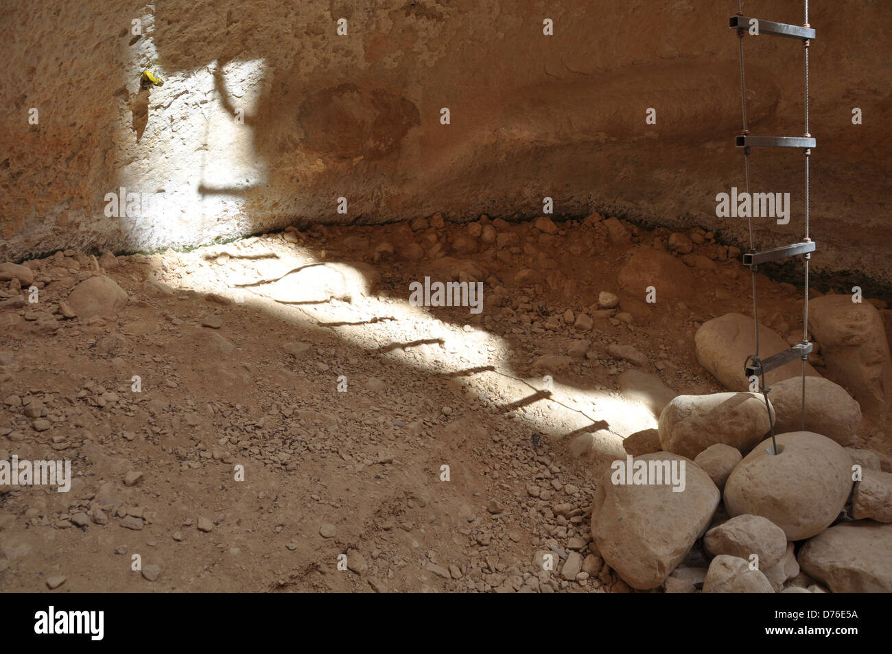 Israel, Aravah Wüste, Wadi Barak Strickleiter in einer Höhle Stockfoto
