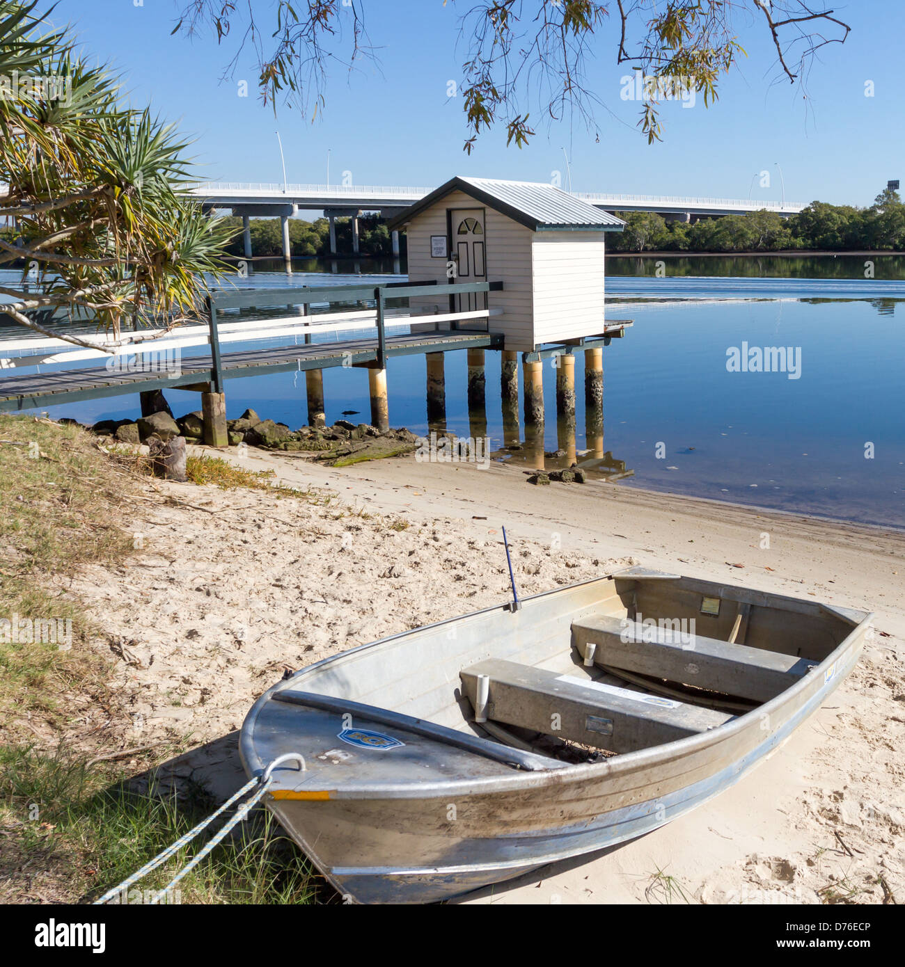 Angeln-Hütte am Steg mit Boot gestrandet am Maroochy River bei Ebbe, Sunshine Coast, Queensland, Australien Stockfoto