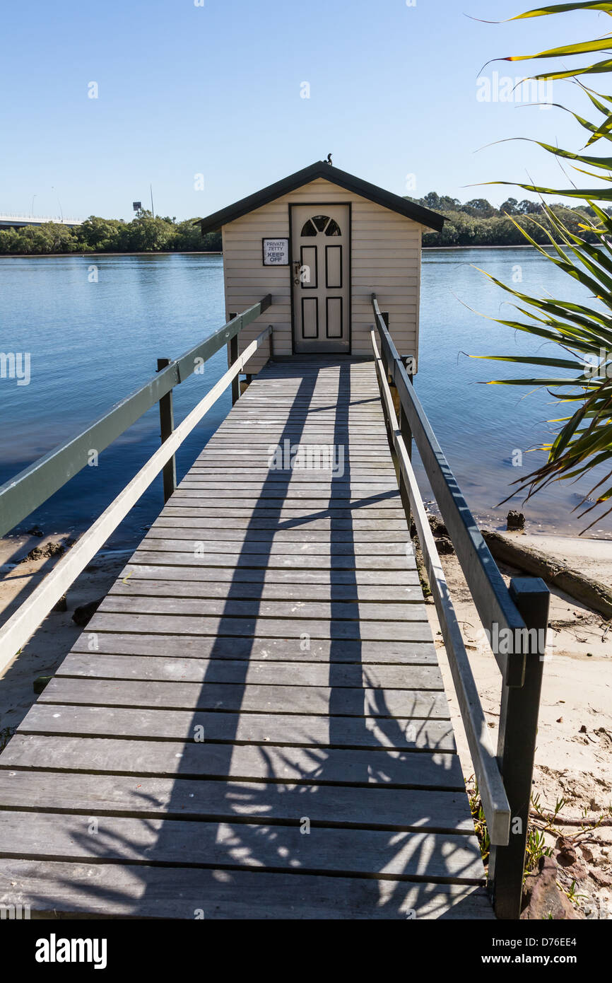 Angeln-Hütte am Steg am Maroochy River bei Ebbe, Sunshine Coast, Queensland, Australien Stockfoto