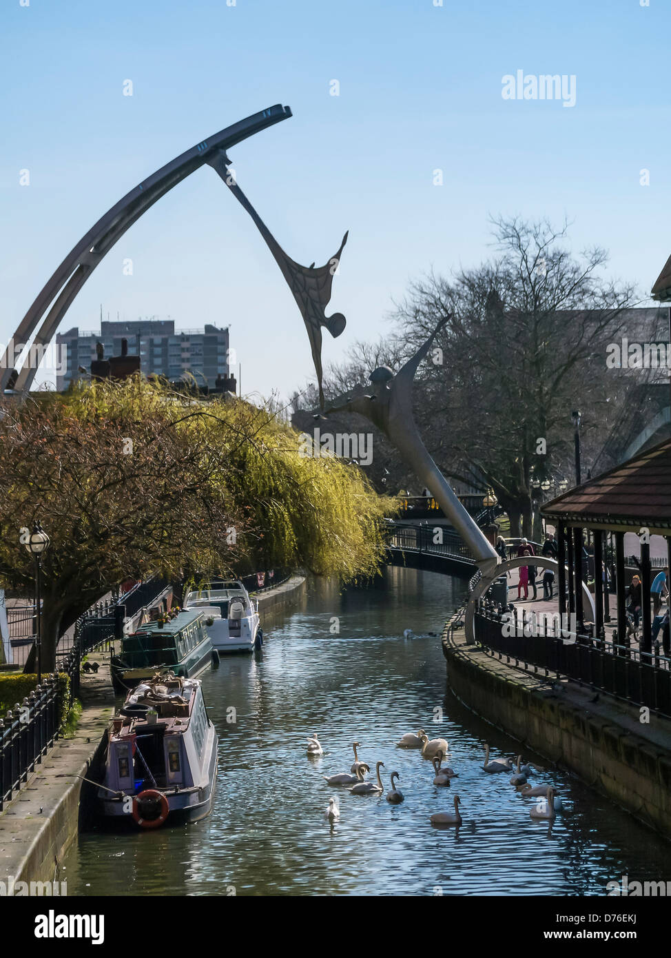 LINCOLN, Großbritannien - 20. APRIL 2013: Blick entlang des Flusses Witham und der Empowerment-Skulptur von Richard Broadbent Stockfoto