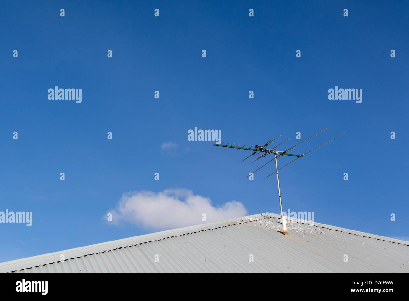 TV-Antenne auf vorstädtischen Stahldach Resultate der Vogel Kot Stockfoto