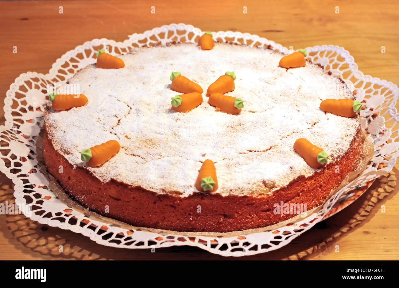 Nahaufnahme von Karotte-Kuchen mit Marzipan-Karotten Stockfoto