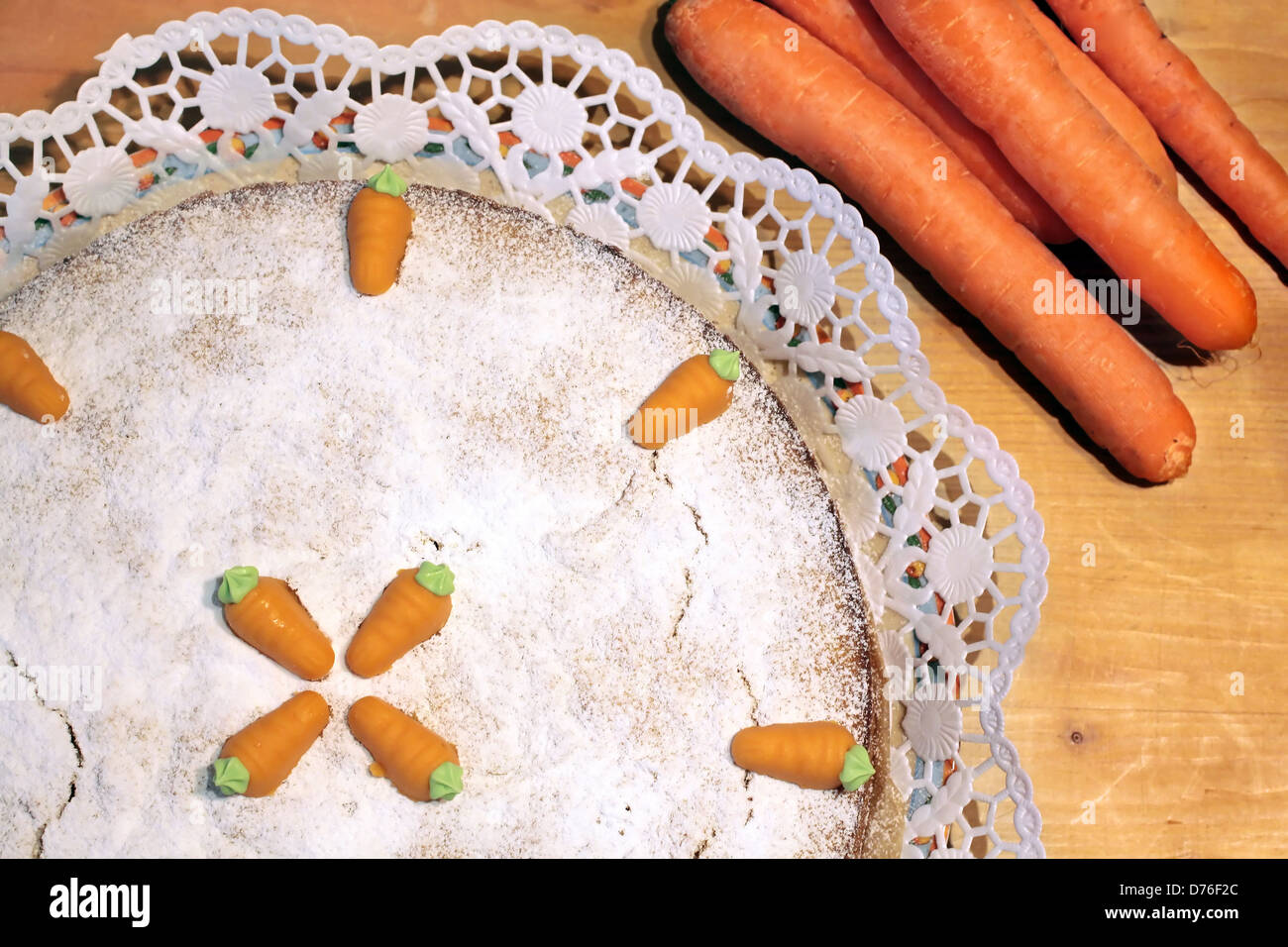 Nahaufnahme von Karotte-Kuchen mit Marzipan-Karotten Stockfoto