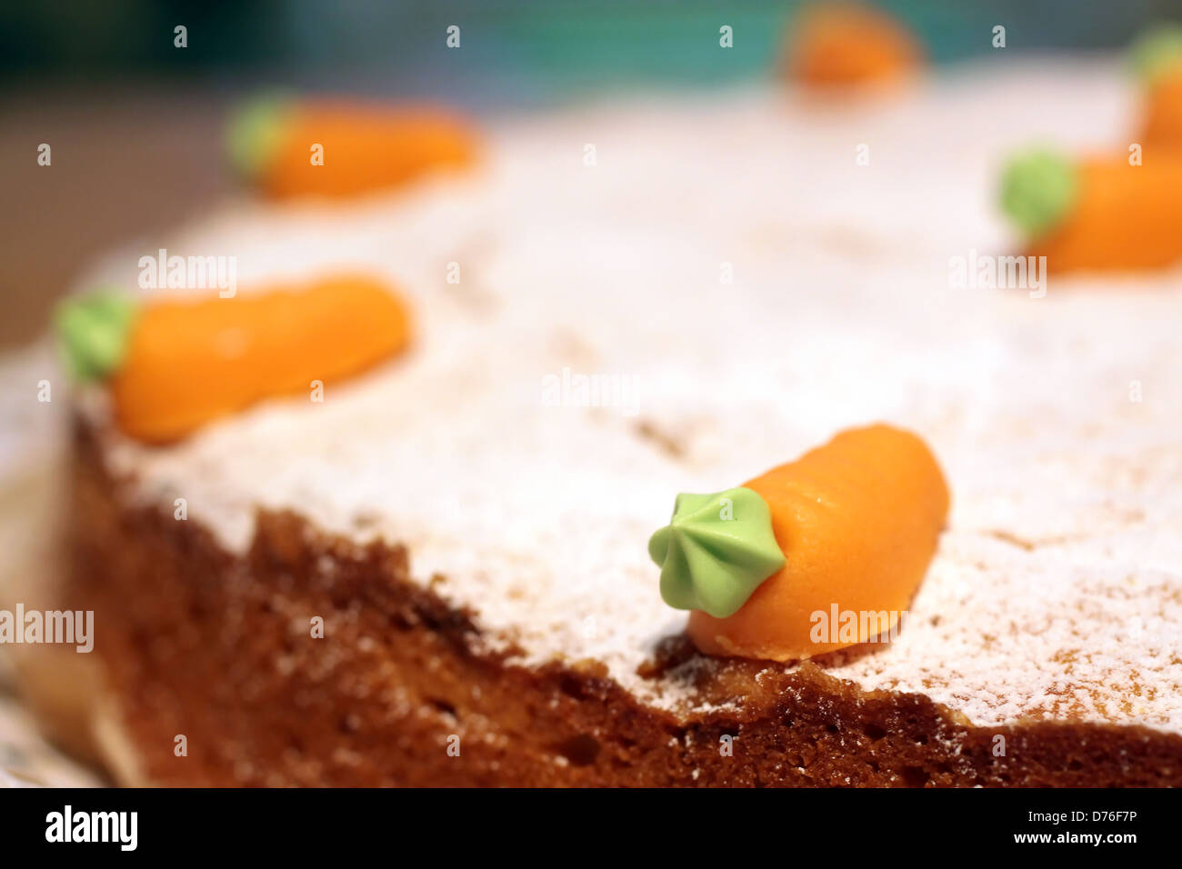 Nahaufnahme von Karotte-Kuchen mit Marzipan-Karotten Stockfoto