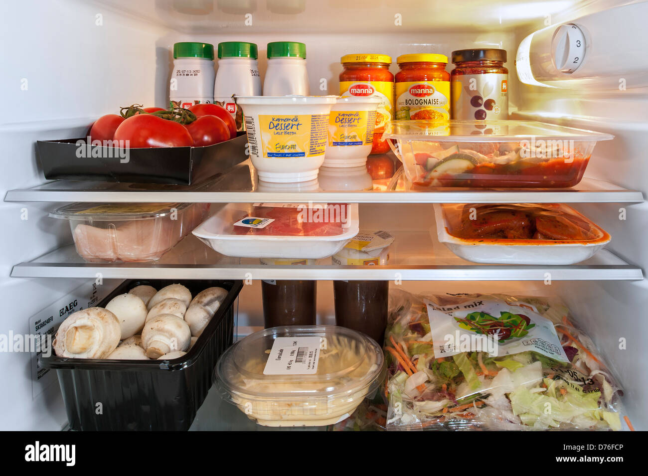 Essen in offenen Kühlschrank gekühlt / Kühlschrank in der Küche Stockfoto
