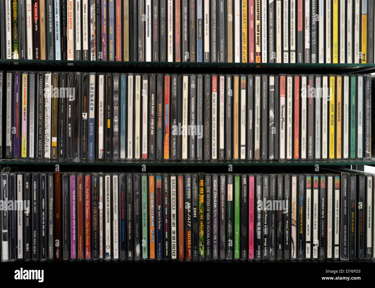 Regal mit Musik-CDs Stockfotografie - Alamy