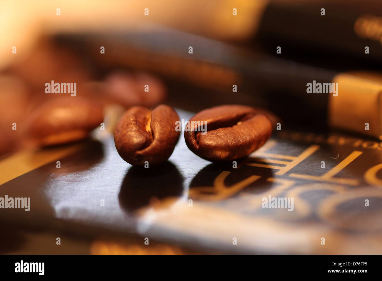 Nahaufnahme von Schokolade mit Kaffeebohnen Stockfoto