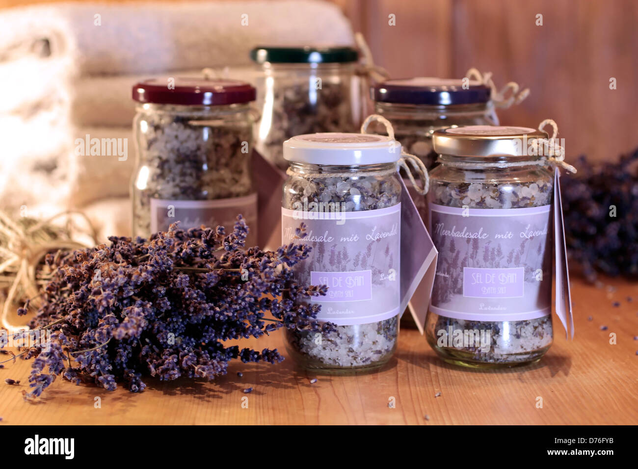 Gläser mit hausgemachten Bad Salz und getrockneten Lavendel Stockfoto