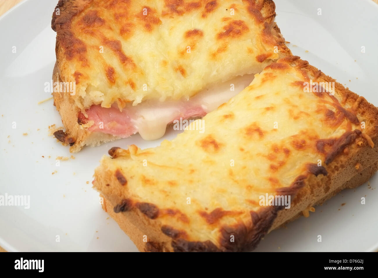 Ein geröstet und geschnittenen offenen Croque Monsieur Sandwich mit geschmolzenem Käse und Schinken Stockfoto