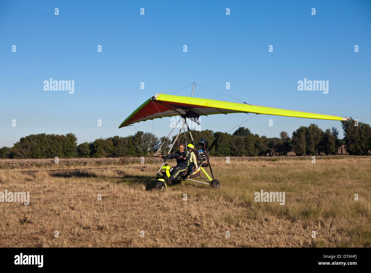 Touristen, die fliegen mit Ultraleicht Trike, Mbotyi, Cap, Südafrika Stockfoto