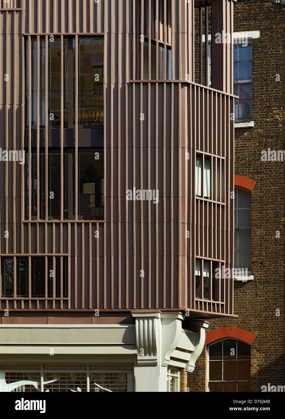 Alex Monroe Studio, Snowsfields, London, Vereinigtes Königreich. Architekt: DSDHA, 2012. Zink-Fassade mit selektiv vertikale Verschiebung Stockfoto