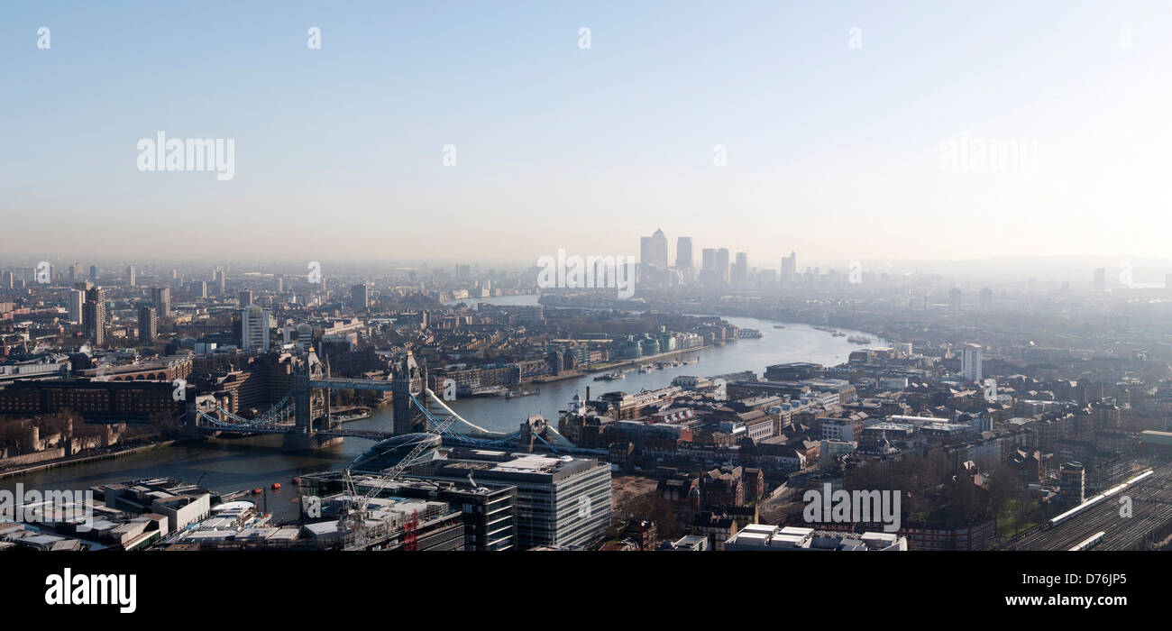 London Panorama, London, Vereinigtes Königreich. Architekt: nicht zutreffend, 2013. Tower Bridge mit Canary Wharf Skyline hinaus. Stockfoto