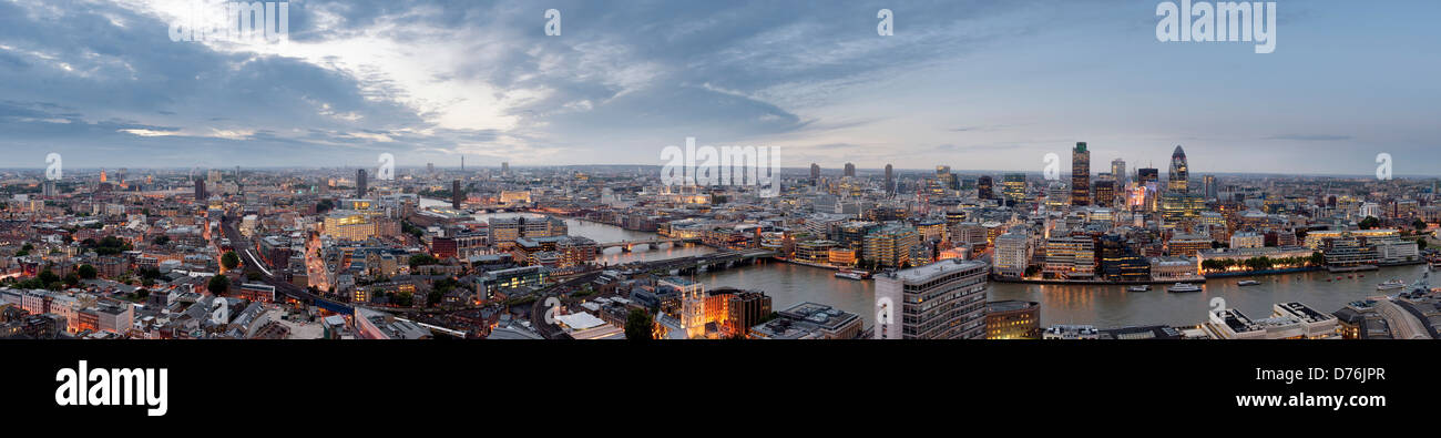 London Panorama, London, Vereinigtes Königreich. Architekt: nicht zutreffend, 2013. Abenddämmerung Höhe von Southwark und City of London. Stockfoto