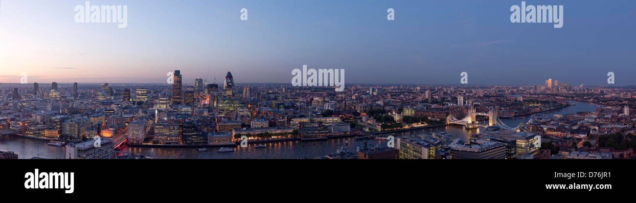 London Panorama, London, Vereinigtes Königreich. Architekt: nicht zutreffend, 2013. Abenddämmerung Panorama mit City of London, Tower Bridge und C Stockfoto
