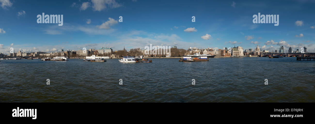 London Panorama, London, Vereinigtes Königreich. Architekt: nicht zutreffend, 2013. Fluss Lastkähne und Victoria Embankment. Stockfoto