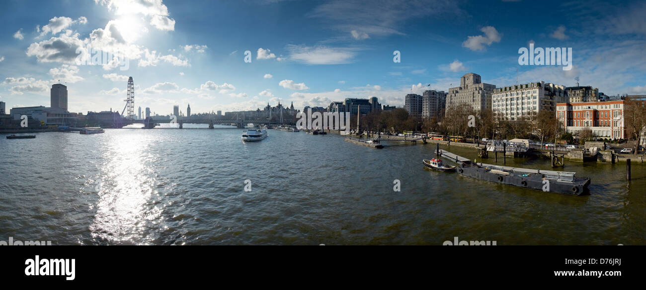 London Panorama, London, Vereinigtes Königreich. Architekt: nicht zutreffend, 2013. Blick über den Fluss und Victoria Embankment Richtung w Stockfoto