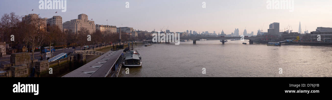 London Panorama, London, Vereinigtes Königreich. Architekt: nicht zutreffend, 2013. Blick über den Fluss und Victoria Embankment Richtung Osten Stockfoto