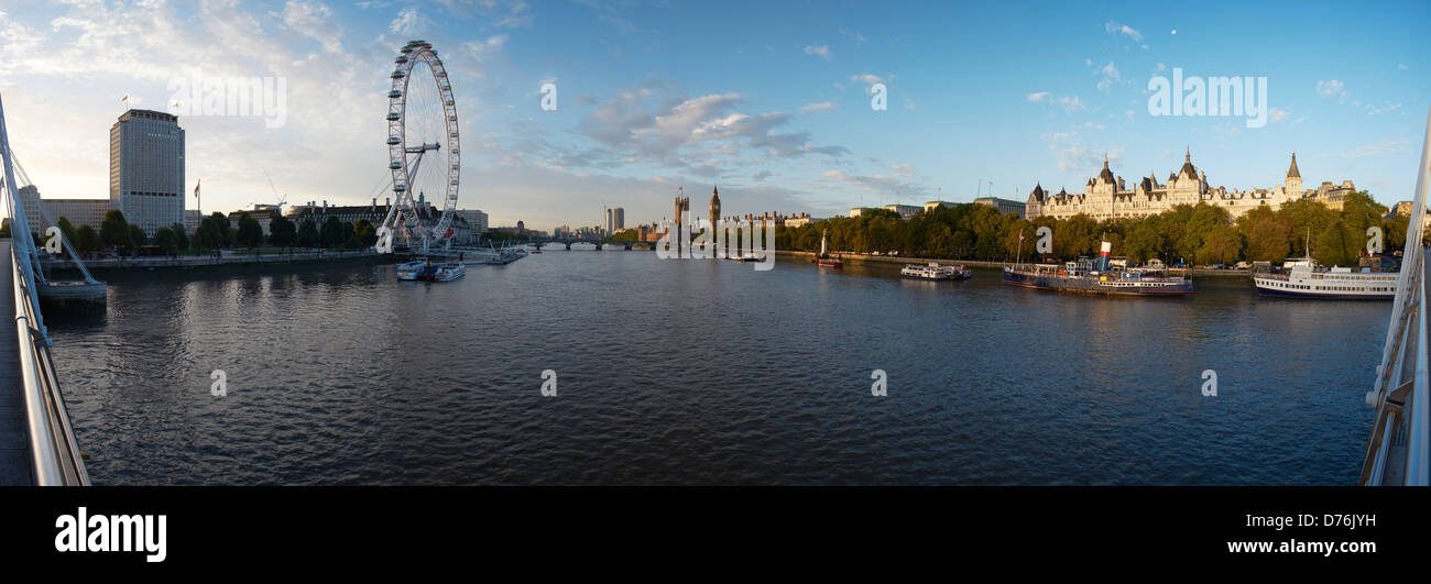 London Panorama, London, Vereinigtes Königreich. Architekt: nicht zutreffend, 2013. London Eye mit Fluss Blick nach Westen am Nachmittag Licht Stockfoto