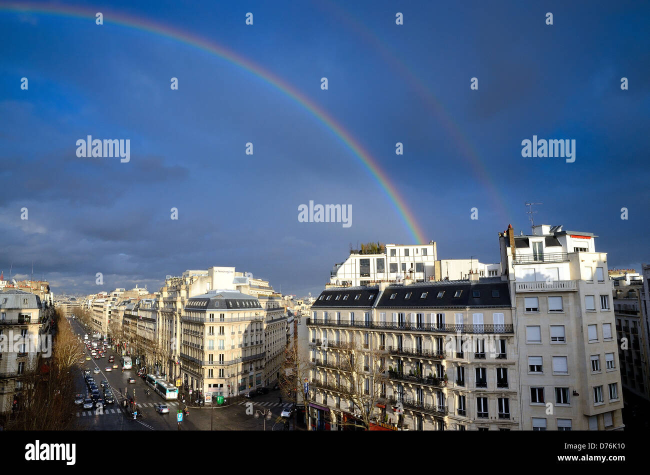Boulevard Haussmann Skyline mit Regenbogen gegen dark blue sky Paris Frankreich EU Stockfoto