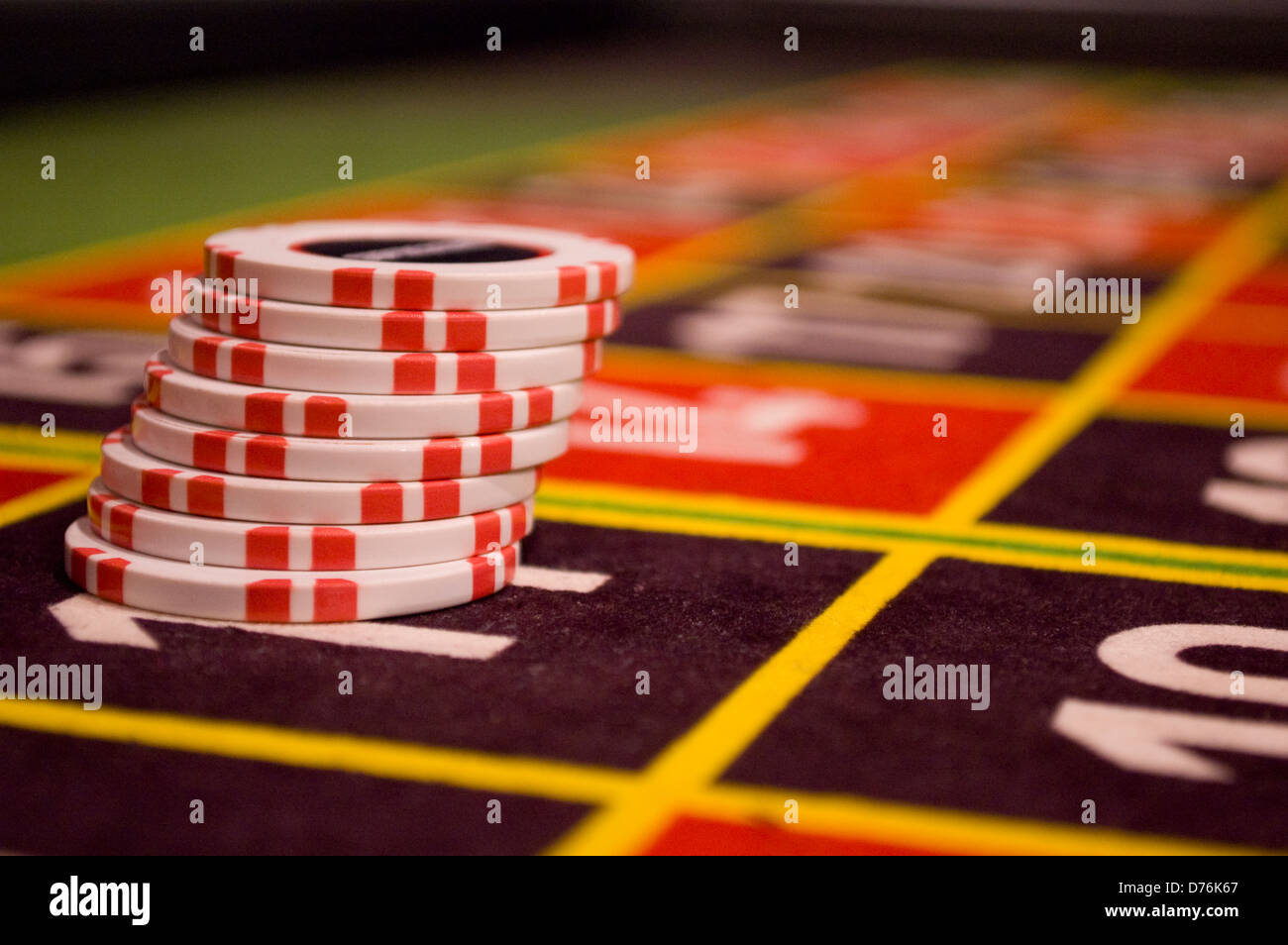 Roulette-chips Set auf schwarzen elf Stockfoto