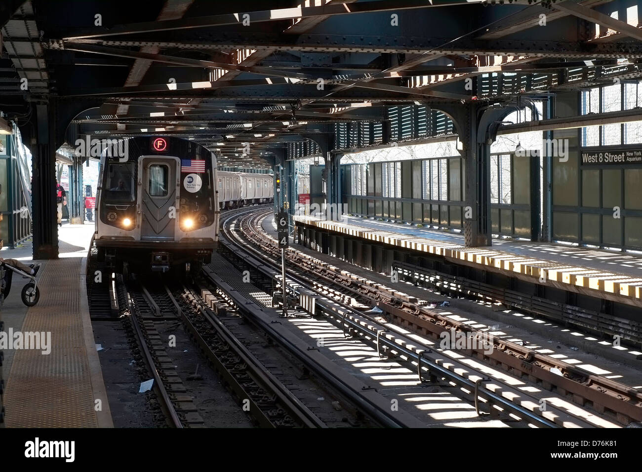 Eine U-Bahn zieht in die West 8th Street Station in Coney Island, Brooklyn, New York City. Stockfoto