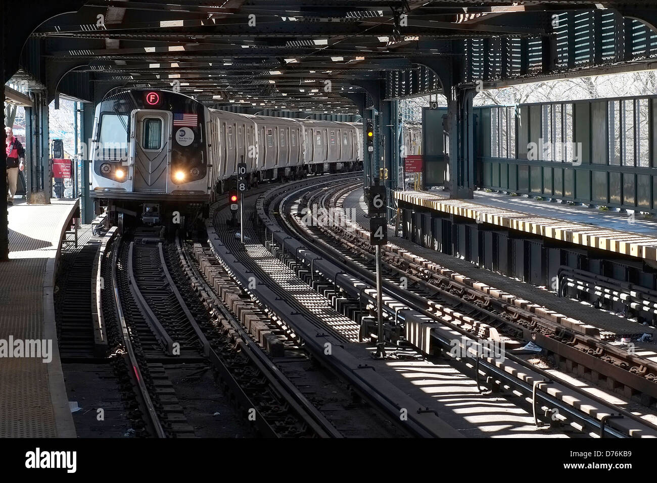 Eine U-Bahn zieht in die West 8th Street Station in Coney Island, Brooklyn, New York City. Stockfoto