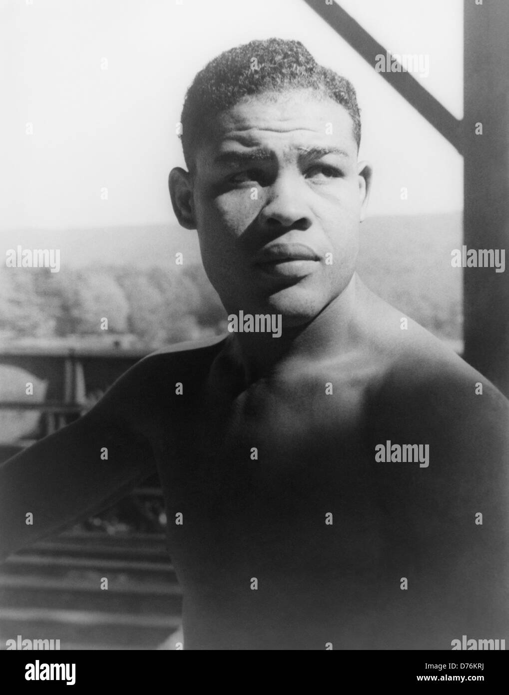 Oldtimer-Foto des Boxers Joe Louis (1914 – 1981) – Louis, bekannt als „The Brown Bomber“, war von 1937 bis 1949 Weltmeister im Schwergewicht. Foto von Carl Van Vechten aufgenommen am Greenwood Lake, New York, am 15 1941. September. Stockfoto
