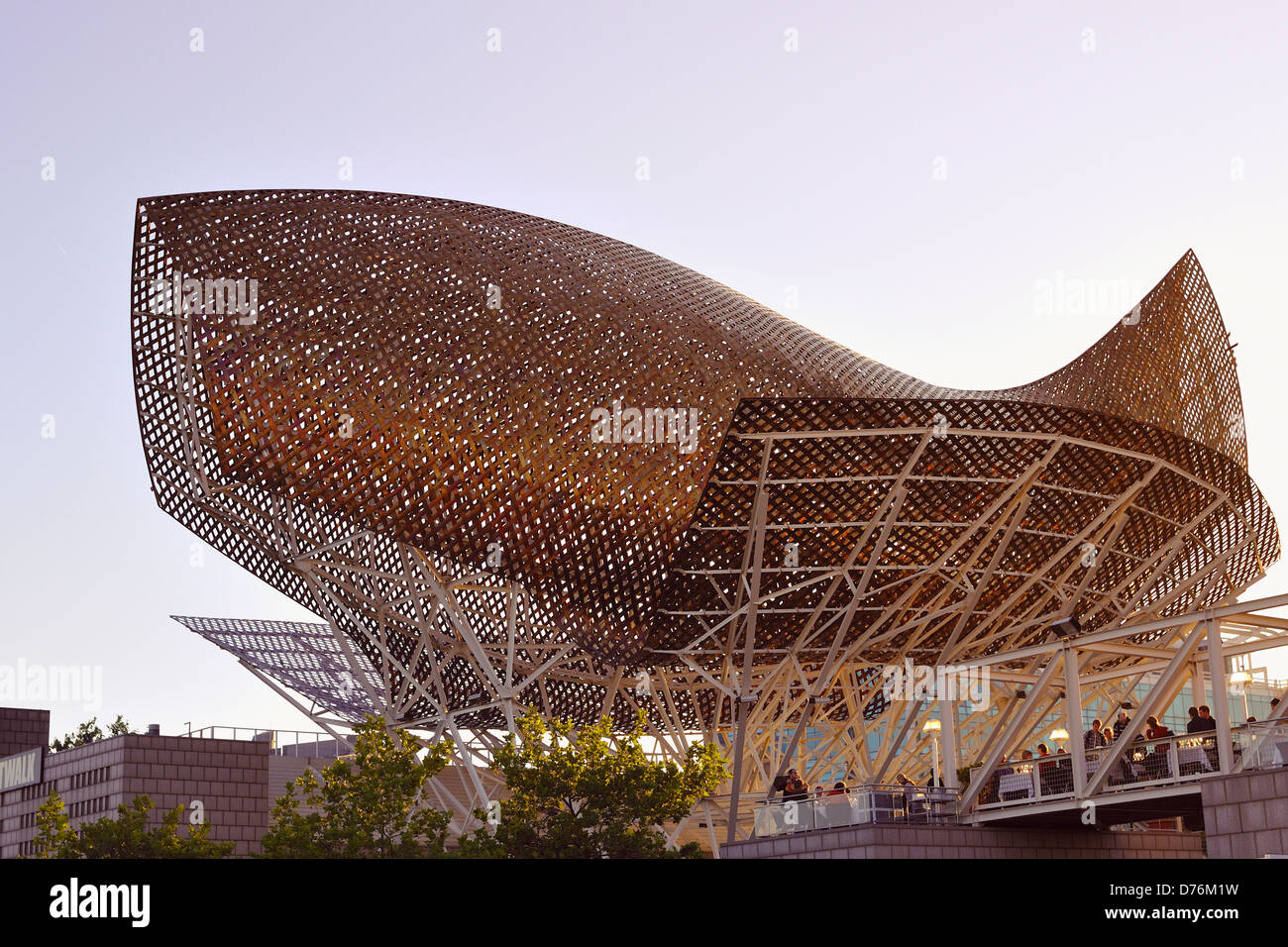 Berühmte Peix Skulptur (Goldfisch) am Ort der Port Olimpic in Barcelona Stockfoto