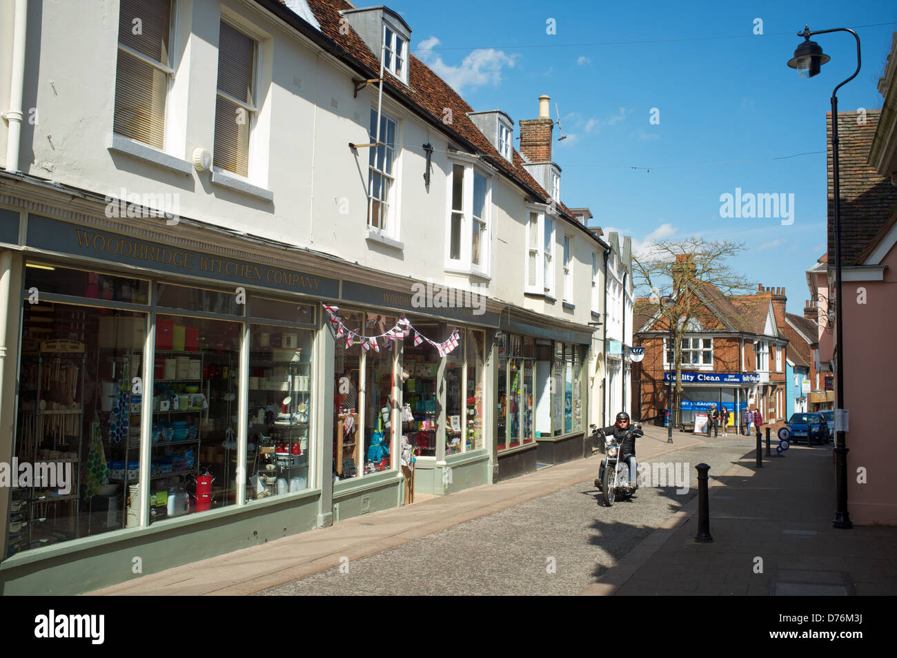 Straße (Haupteinkaufsstraße) Woodbridge, Suffolk, UK. Stockfoto