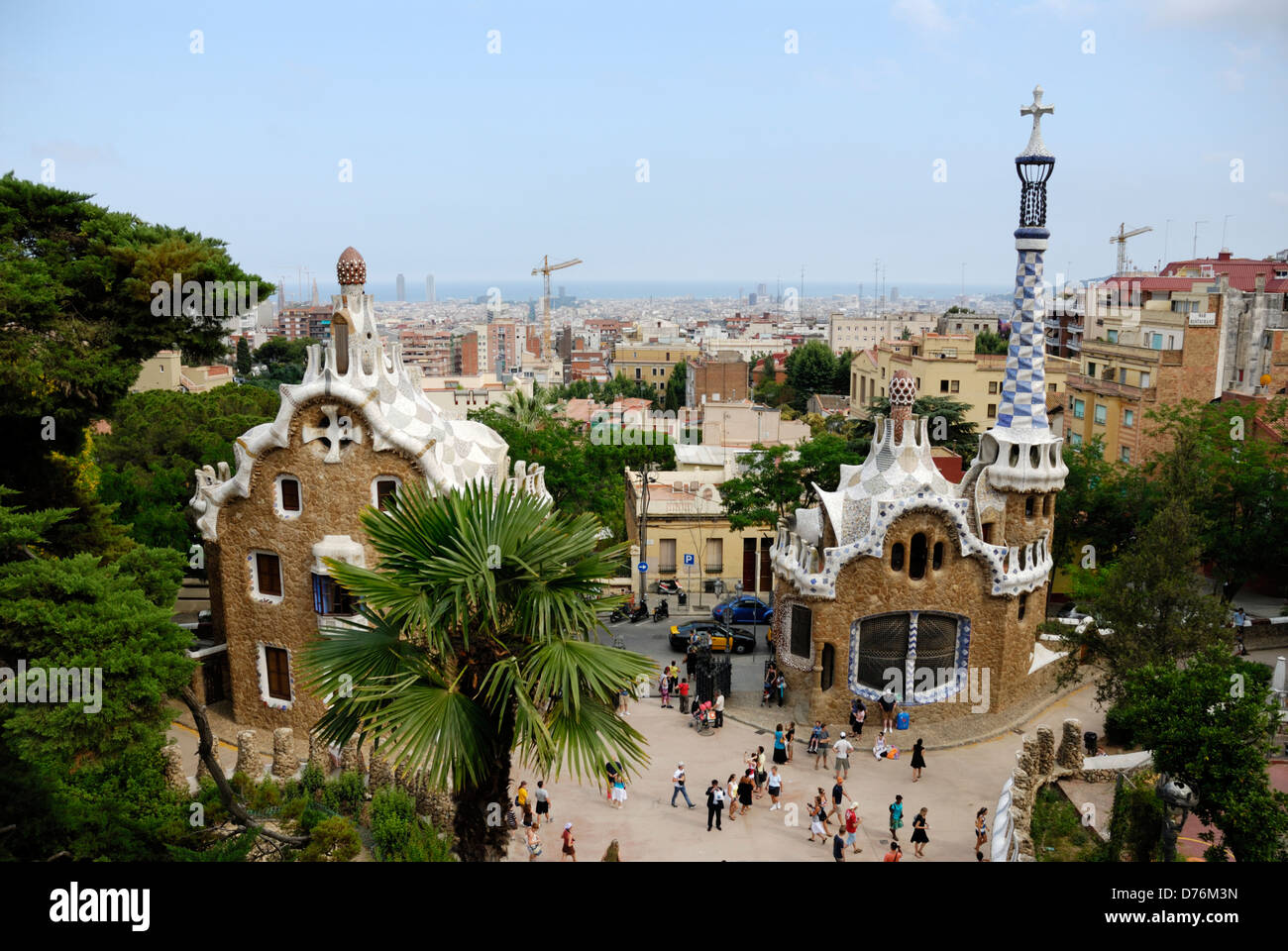 Tourist im Park Güell von Antoni Gaudi in Barcelona, Blick auf die Stadt mit dem Meer dahinter entworfen. Stockfoto