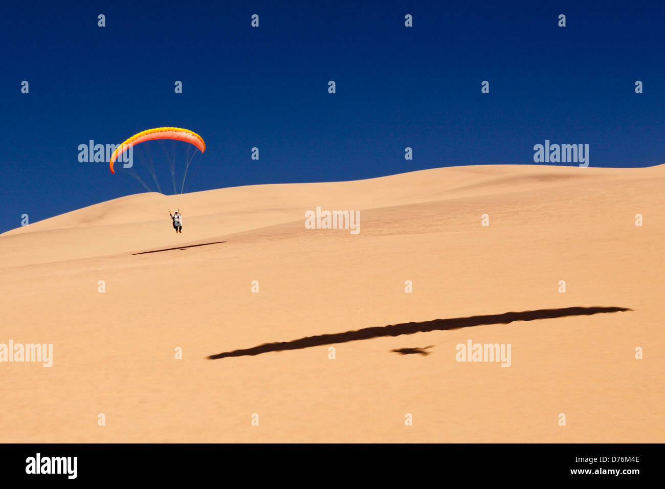 Paragliding über Dünen der Namib-Wüste, Long Beach, Swakopmund, Namibia Stockfoto