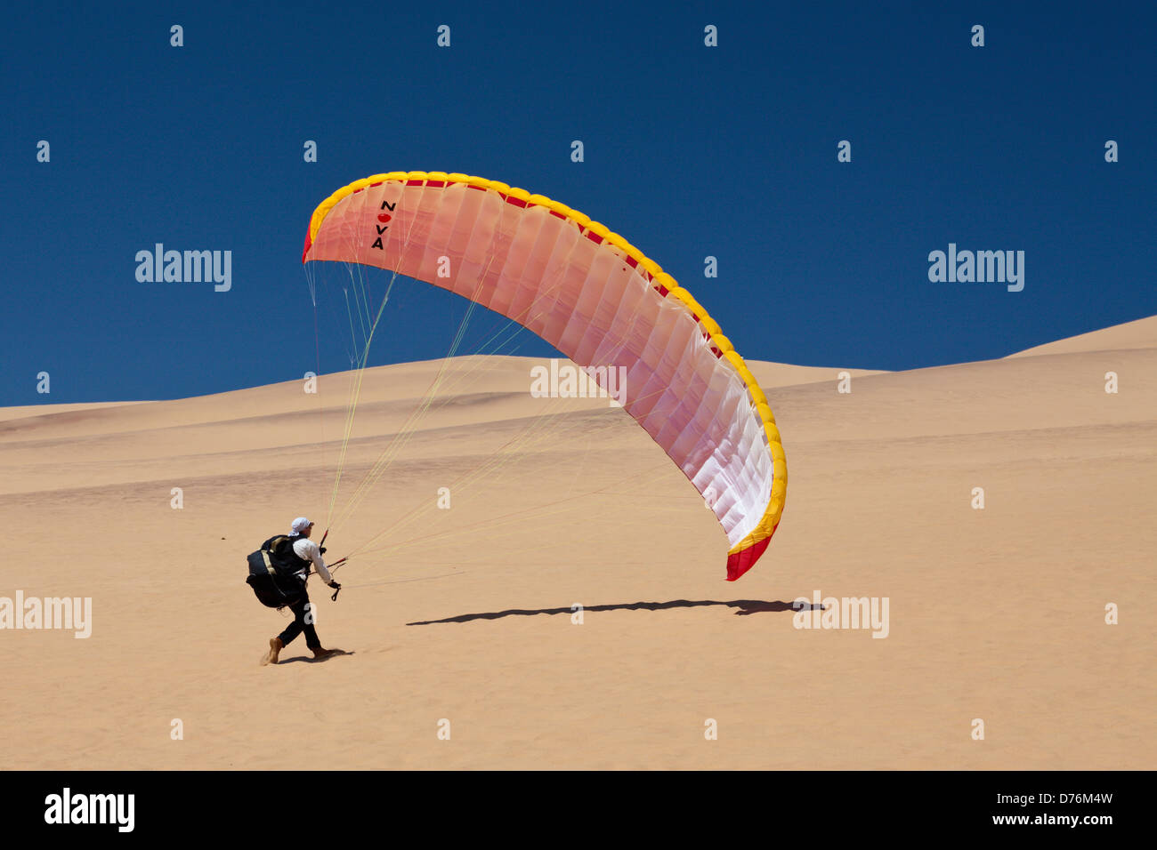 Paragliding über Dünen der Namib-Wüste, Long Beach, Swakopmund, Namibia Stockfoto