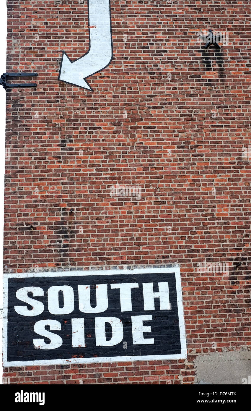 Eine bemalte Schild auf der Seite ein Backsteingebäude, die "Südseite" in Brooklyn, New York City. Stockfoto