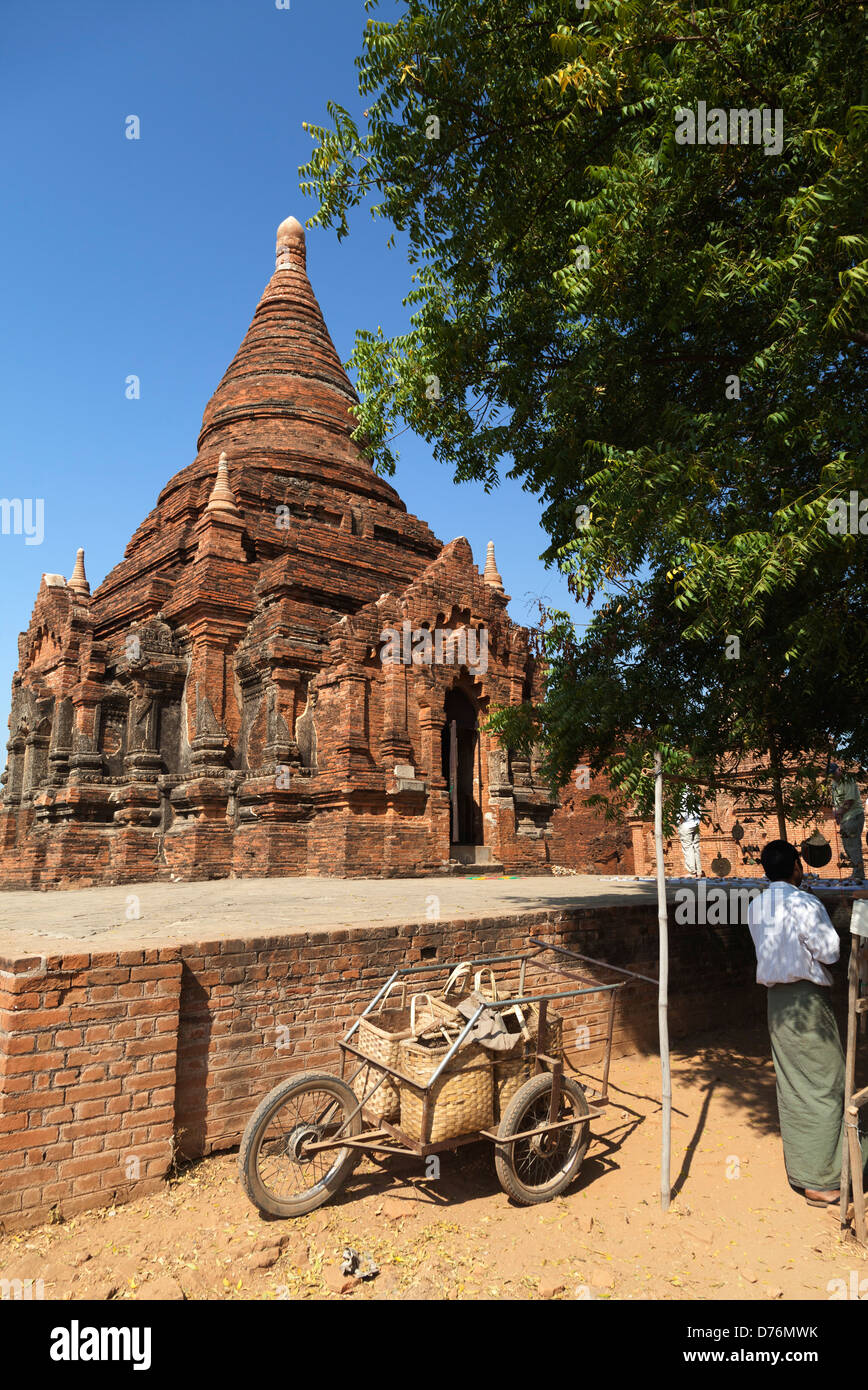 Stall zu verkaufen touristische Nippes neben Bagan Stupa, Myanmar Stockfoto